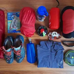 Attrezzatura Montagna: Guida Essenziale per Sicurezza e Comfort