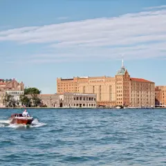 Hilton Molino Stucky Venezia: Lusso, Storia e Piscina Panoramica