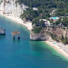 Hotel Baia delle Zagare: Lusso, Spiagge Private e Faraglioni Iconici