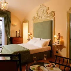 Hotel San Francesco al Monte: Storia, Vista e Lusso a Napoli