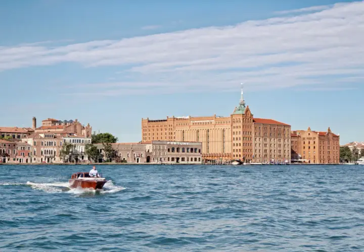 Hilton Molino Stucky Venezia: Lusso, Storia e Piscina Panoramica