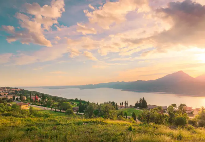 San Zeno di Montagna: Balcone sul Garda, Natura e Sapori DOP