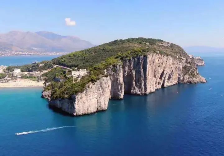 Montagna Spaccata Gaeta: Guida, Leggenda e Visita 2025