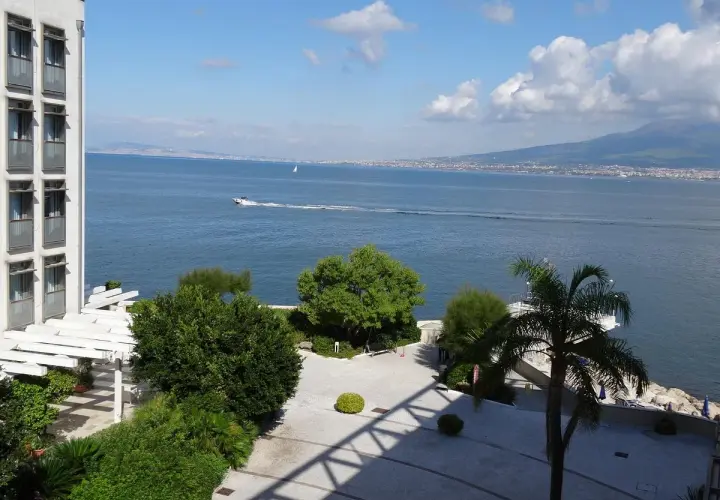 Towers Hotel Stabiae: Lusso, Design e Vista sul Vesuvio