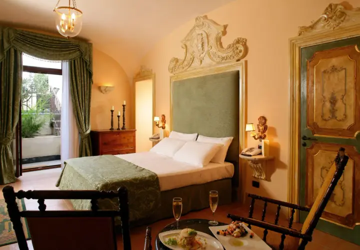Hotel San Francesco al Monte: Storia, Vista e Lusso a Napoli