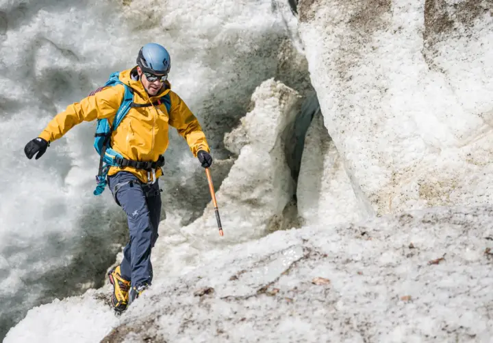 Abbigliamento tecnico montagna: guida completa per scegliere i capi giusti