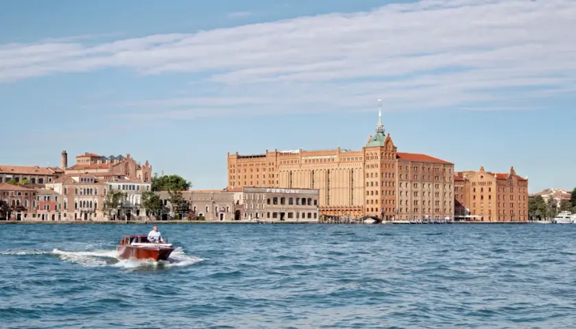 Hilton Molino Stucky Venezia: Lusso, Storia e Piscina Panoramica