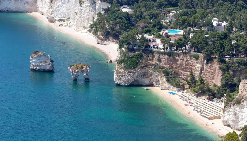 Hotel Baia delle Zagare: Lusso, Spiagge Private e Faraglioni Iconici