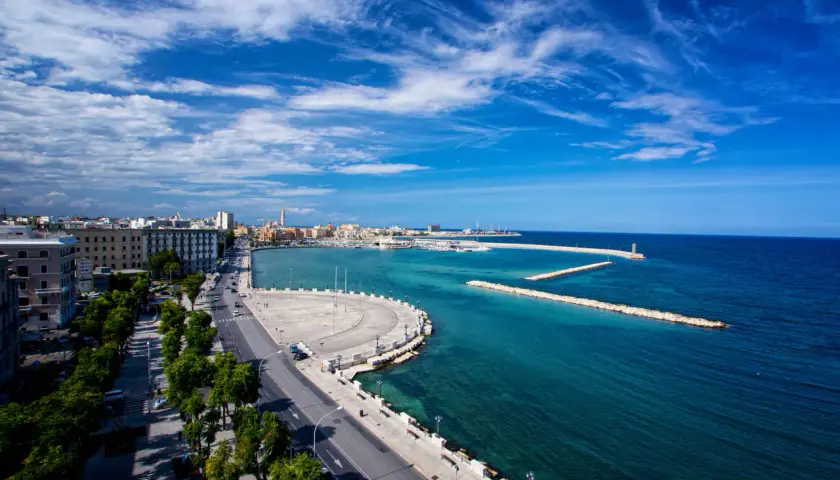 Spiagge vicino Bari: Guida alle migliori calette e lidi (2024)