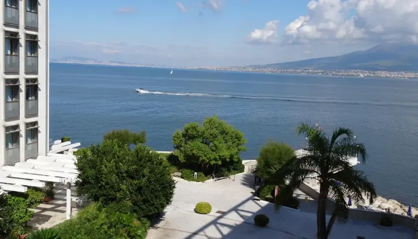 Towers Hotel Stabiae: Lusso, Design e Vista sul Vesuvio