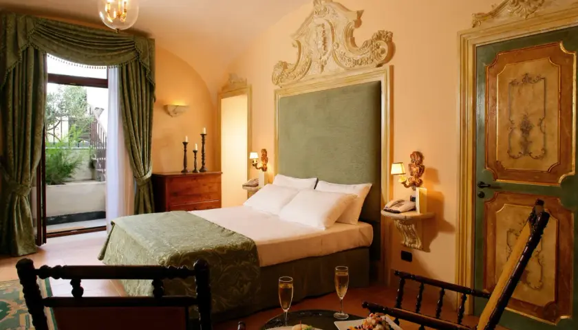 Hotel San Francesco al Monte: Storia, Vista e Lusso a Napoli