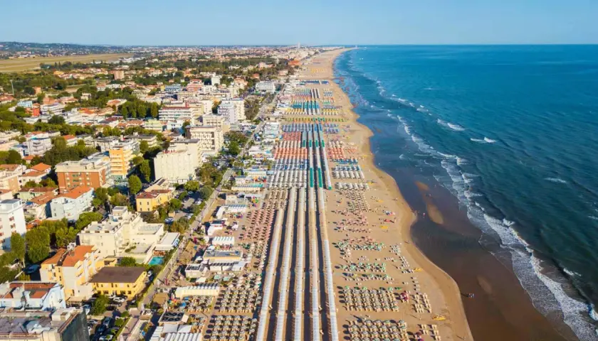Riviera Romagnola: Guida Completa Attrazioni 2025 | Divertimento & Cultura