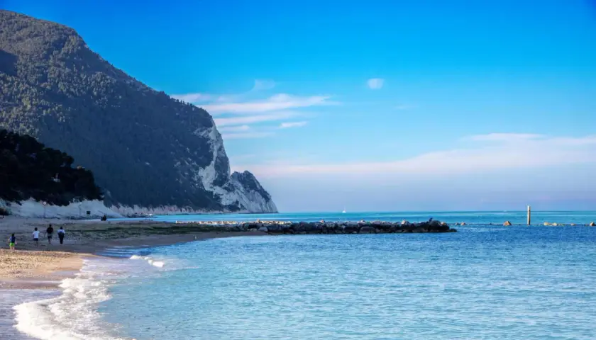 Marche: scopri le spiagge perfette per la tua vacanza ideale