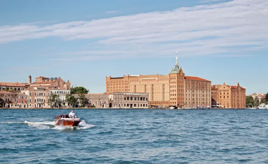 Hilton Molino Stucky Venezia: Lusso, Storia e Piscina Panoramica
