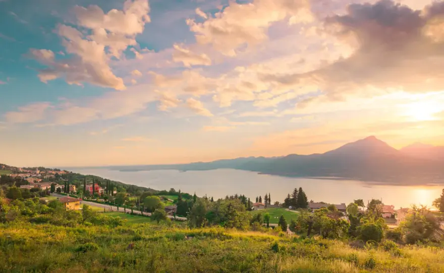 San Zeno di Montagna: Balcone sul Garda, Natura e Sapori DOP