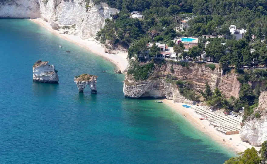 Hotel Baia delle Zagare: Lusso, Spiagge Private e Faraglioni Iconici