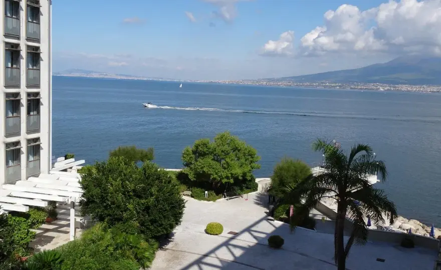 Towers Hotel Stabiae: Lusso, Design e Vista sul Vesuvio