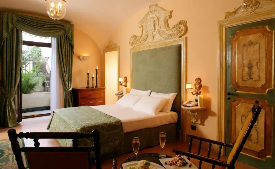 Hotel San Francesco al Monte: Storia, Vista e Lusso a Napoli