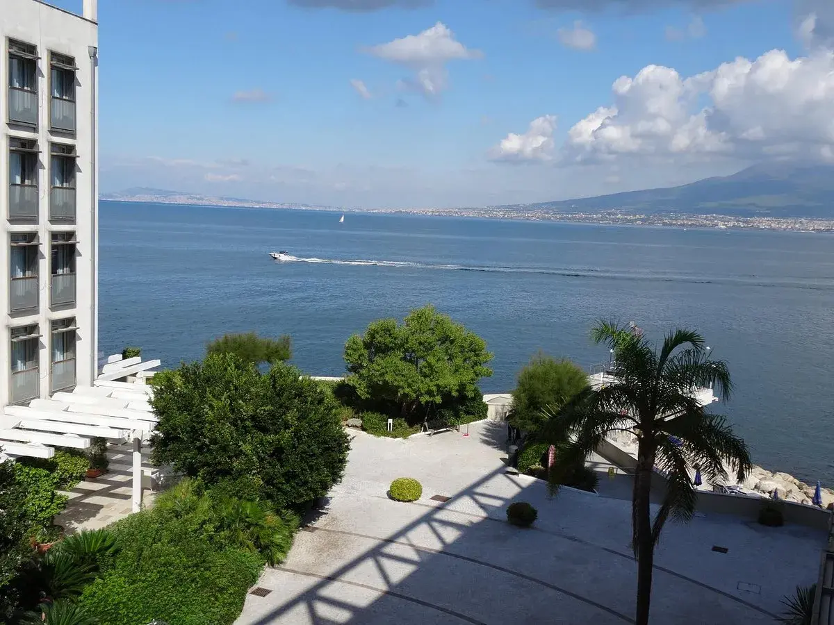 Towers Hotel Stabiae: Lusso, Design e Vista sul Vesuvio