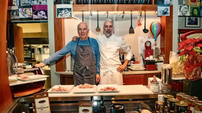 Persona che assaggia prodotti tipici in una risto-bottega