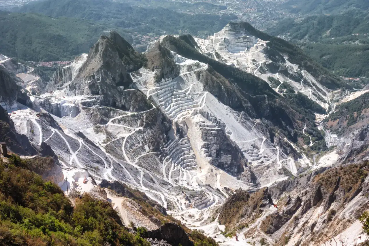 Alpi Apuane cave marmo